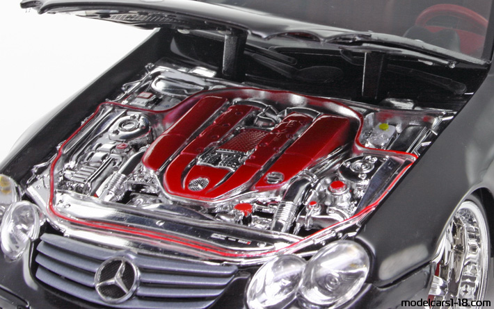 2001 - Mercedes SL 55 AMG (R230) Maisto 1/18 (Черен) Двигател