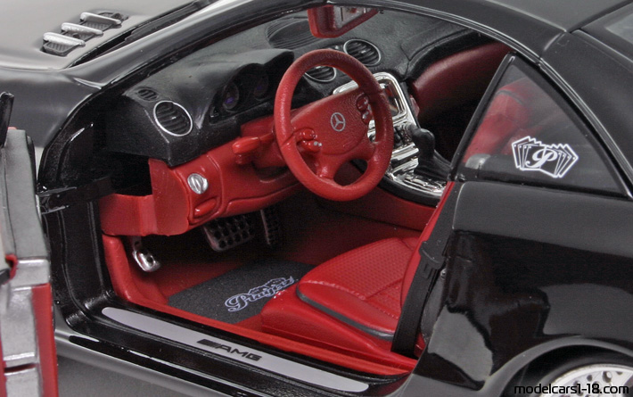 2001 - Mercedes SL 55 AMG (R230) Maisto 1/18 (Черен) Интериор арматурно табло