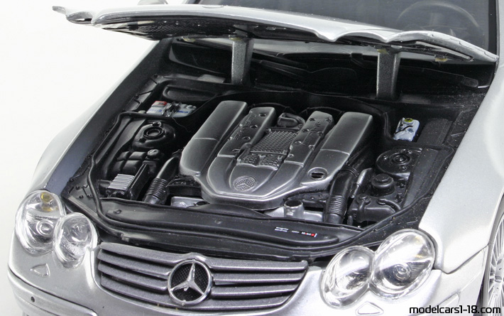 2001 - Mercedes SL 55 AMG (R230) Maisto 1/18 (Сребрист) Двигател