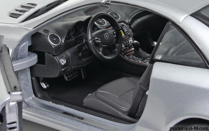 2001 - Mercedes SL 55 AMG (R230) Maisto 1/18 (Сребрист) Интериор арматурно табло
