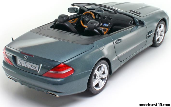 2009 - Mercedes SL 550 (R230) Minichamps 1/18 (Сив) Задна дясна страна