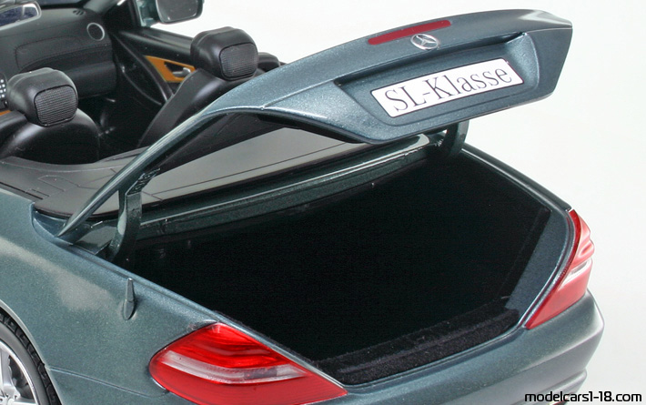 2009 - Mercedes SL 550 (R230) Minichamps 1/18 (Сив) Багажник / Отварящи се фарове