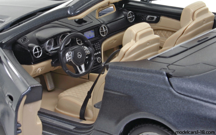 2012 - Mercedes SL 65 AMG (R231) Maisto 1/18 (Сив) Интериор арматурно табло