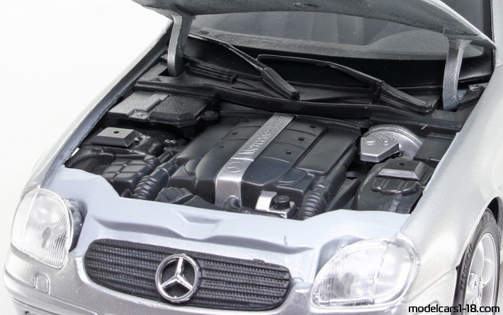 2001 - Mercedes SLK 230 (R170) Maisto 1/18 (Сребрист) Двигател