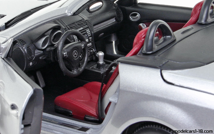 2005 - Mercedes SLK 350 (R171) Maisto 1/18 (Сребрист) Интериор арматурно табло