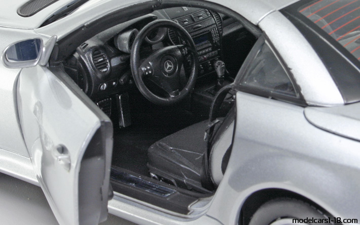 2005 - Mercedes SLK 350 (R171) Welly 1/18 (Сребрист) Интериор арматурно табло