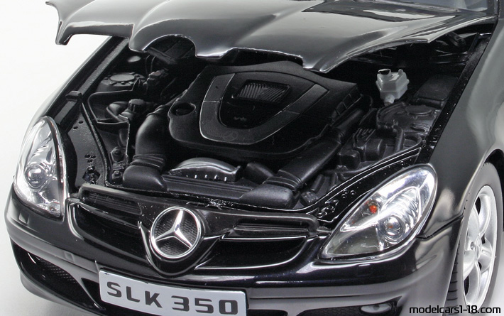 2005 - Mercedes SLK 350 (R171) Welly 1/18 (Черен) Двигател