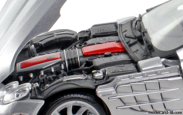 2003 - Mercedes SLR McLaren (C199) Maisto 1/18 (Сребрист) Двигател