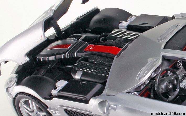 2009 - Mercedes SLR McLaren Stirling Moss (Z199) Minichamps 1/18 (Сребрист) Двигател