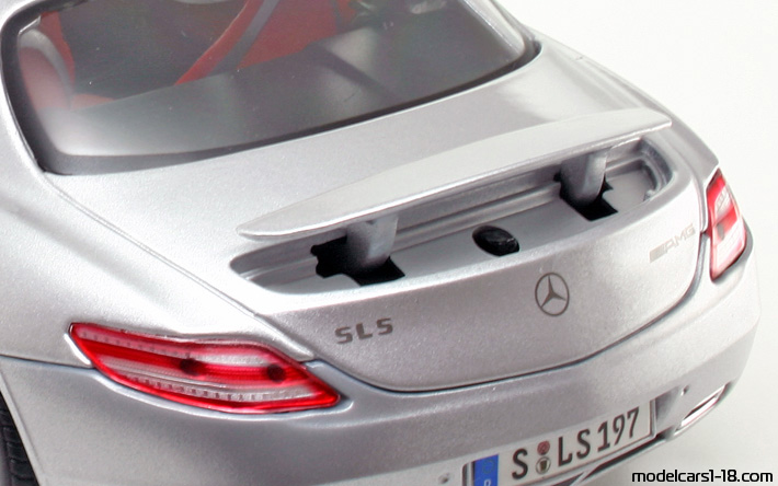 2010 - Mercedes SLS AMG (C197) Maisto 1/18 (Сребрист) Багажник / Отварящи се фарове