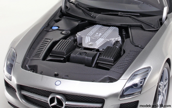 2010 - Mercedes SLS AMG (C197) Minichamps 1/18 (Сребрист) Двигател