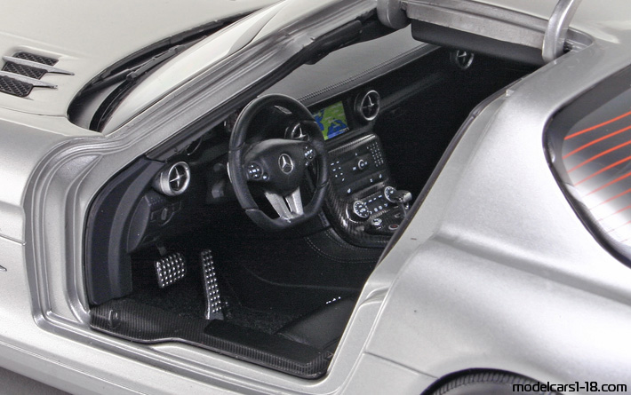 2010 - Mercedes SLS AMG (C197) Minichamps 1/18 (Сребрист) Интериор арматурно табло