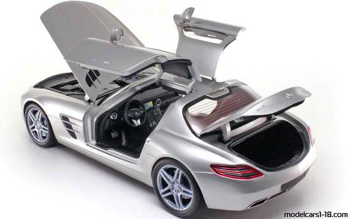 2010 - Mercedes SLS AMG (C197) Minichamps 1/18 (Сребрист) Отваряеми части