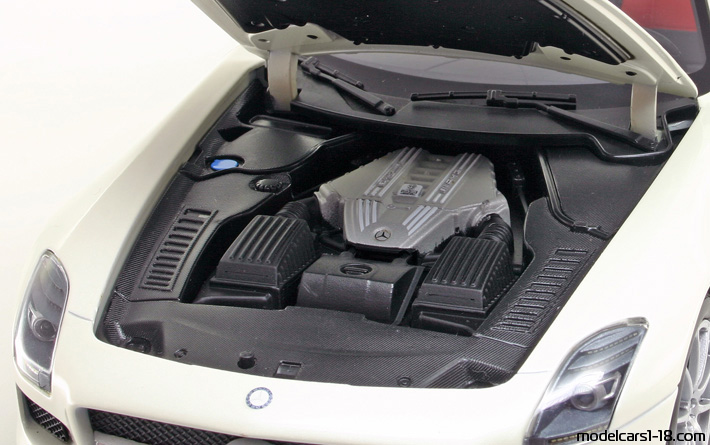 2011 - Mercedes SLS AMG Roadster (R197) Minichamps 1/18 (Бял) Двигател