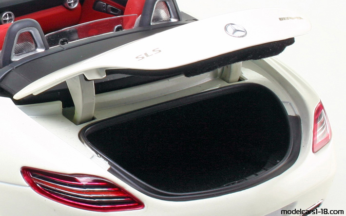 2011 - Mercedes SLS AMG Roadster (R197) Minichamps 1/18 (Бял) Багажник / Отварящи се фарове