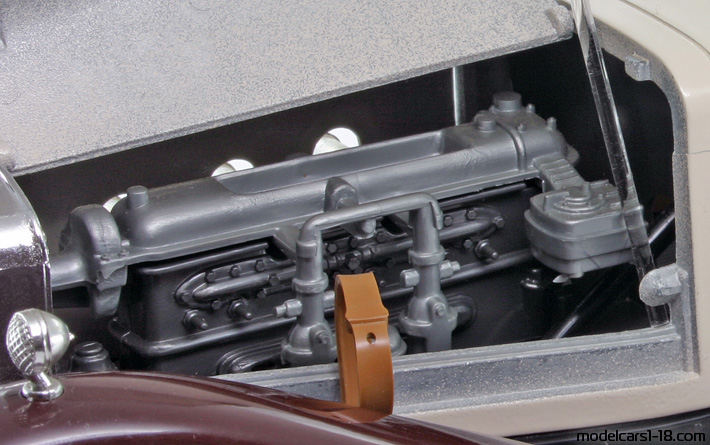 1928 - Mercedes SSK (W06) Bburago 1/18 (Оранжев / Кафяв) Двигател