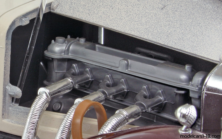 1928 - Mercedes SSK (W06) Bburago 1/18 (Оранжев / Кафяв) Багажник / Отварящи се фарове