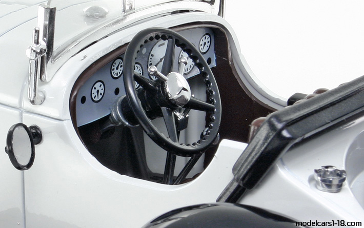 1928 - Mercedes SSKL (W06) Bburago 1/18 (Бял) Интериор арматурно табло