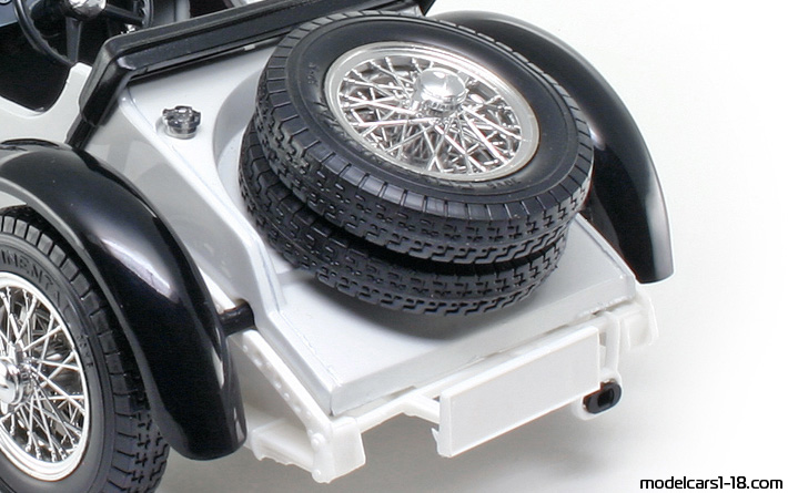 1928 - Mercedes SSKL (W06) Bburago 1/18 (Бял) Багажник / Отварящи се фарове