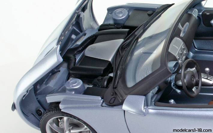 2000 - Mercedes Vision SLA Concept Gate 1/18 (Лилав) Двигател