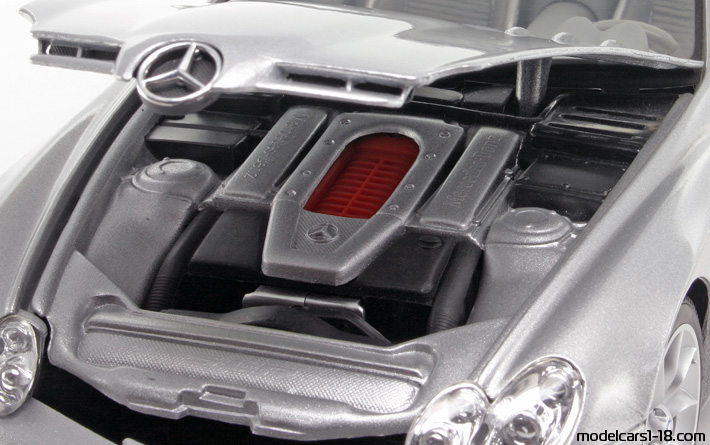 1999 - Mercedes Vision SLR Concept Maisto 1/18 (Сребрист) Двигател