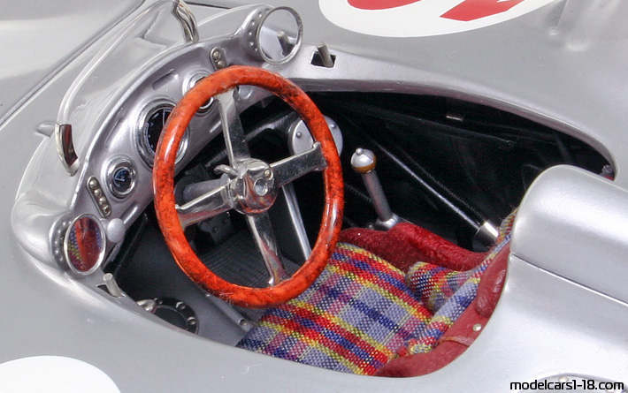 1955 - Mercedes W196R Streamliner CMC 1/18 (Светло сребрист / Бял) Интериор арматурно табло