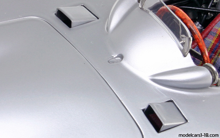 1955 - Mercedes W196R Streamliner CMC 1/18 (Светло сребрист / Бял) Багажник / Отварящи се фарове