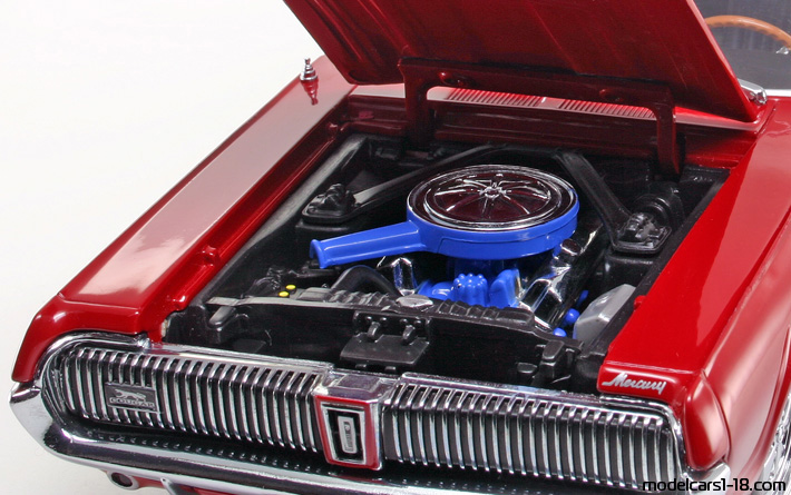 1967 - Mercury Cougar XR7 Sun Star 1/18 (Червен) Двигател