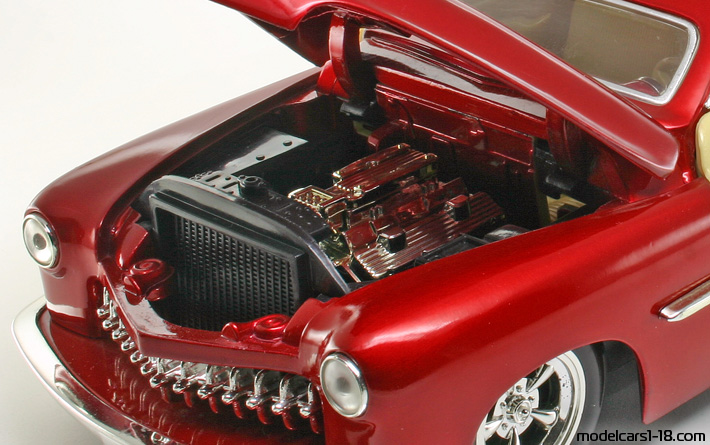 1950 - Mercury Eight Woodie Hot Wheels 1/18 (Син) Двигател