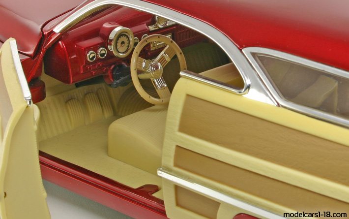 1950 - Mercury Eight Woodie Hot Wheels 1/18 (Син) Интериор арматурно табло