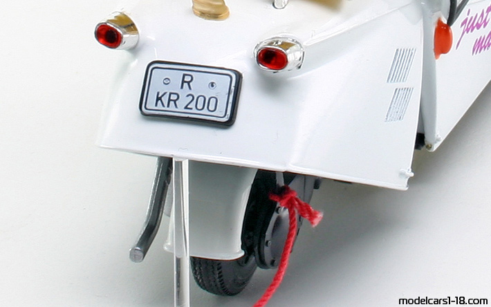 1955 - Messerschmitt KR200 Just Married Revell 1/18 (Бял) Двигател