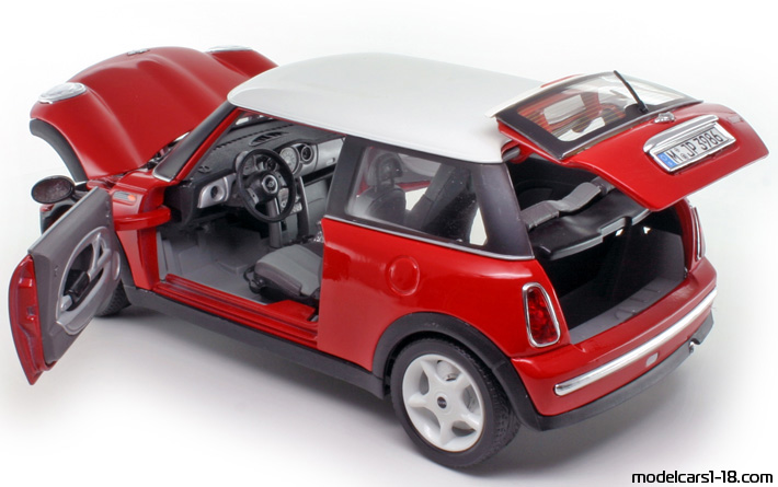 2001 - Mini Cooper Bburago 1/18 (Червен / Бял) Отваряеми части