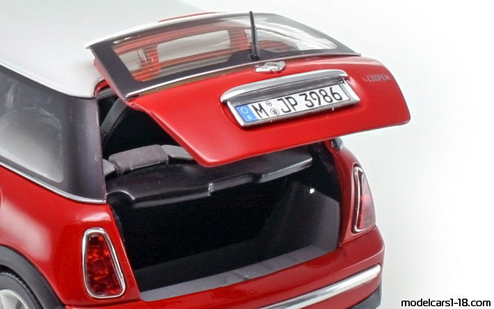 2001 - Mini Cooper Bburago 1/18 (Червен / Бял) Багажник / Отварящи се фарове