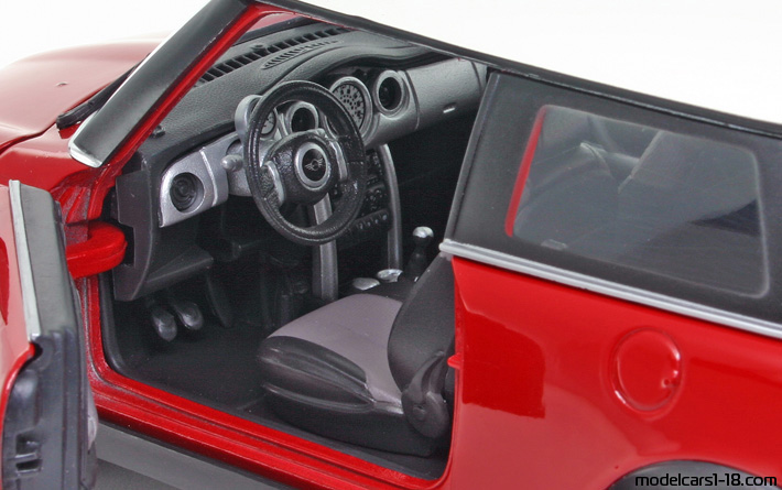 2001 - Mini Cooper Maisto 1/18 (Червен / Бял) Интериор арматурно табло