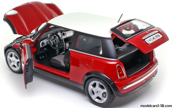 2001 - Mini Cooper Maisto 1/18 (Червен / Бял) Отваряеми части