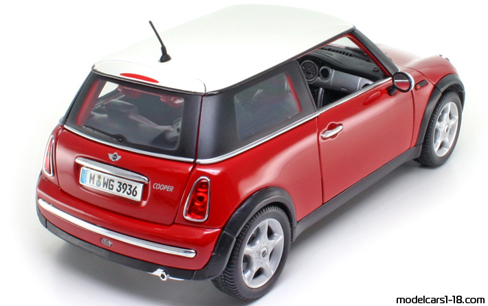 2001 - Mini Cooper Maisto 1/18 (Червен / Бял) Задна дясна страна