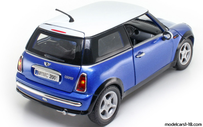 2001 - Mini Cooper Motor Max 1/18 (Син / Бял) Задна дясна страна