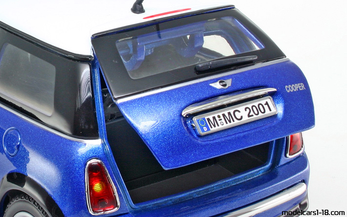 2001 - Mini Cooper Motor Max 1/18 (Син / Бял) Багажник / Отварящи се фарове