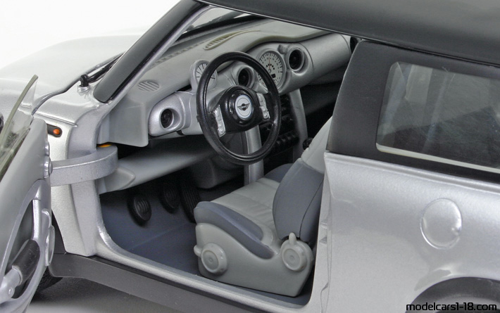 2001 - Mini Cooper Solido 1/18 (Сребрист / Черен) Интериор арматурно табло