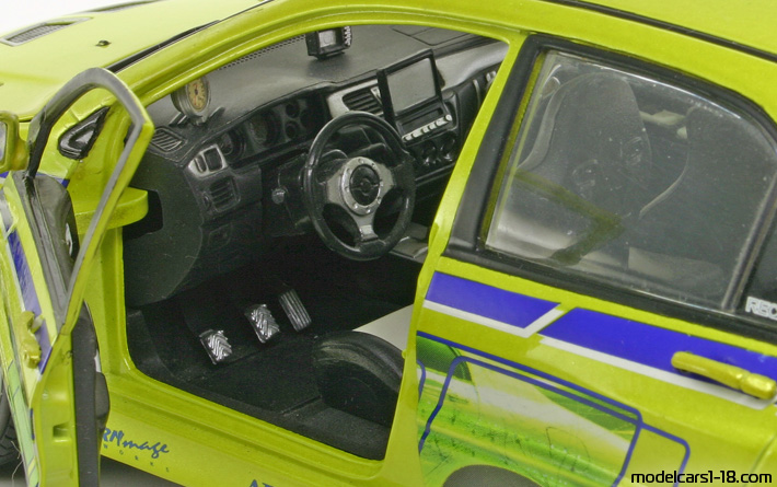 2001 - Mitsubishi Lancer EVO VII ERTL 1/18 (Жълт) Интериор арматурно табло