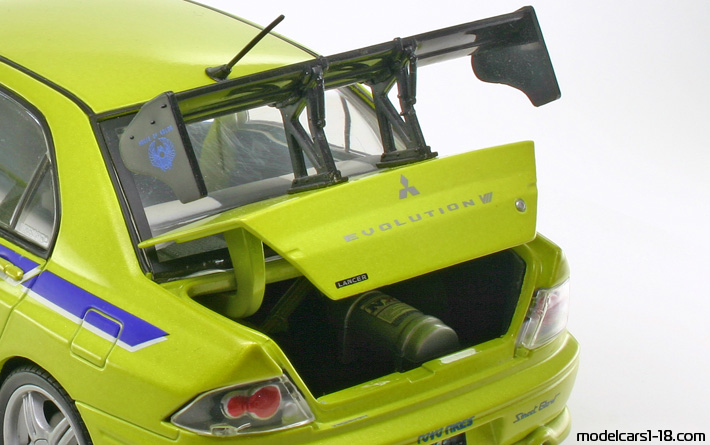 2001 - Mitsubishi Lancer EVO VII ERTL 1/18 (Жълт) Багажник / Отварящи се фарове