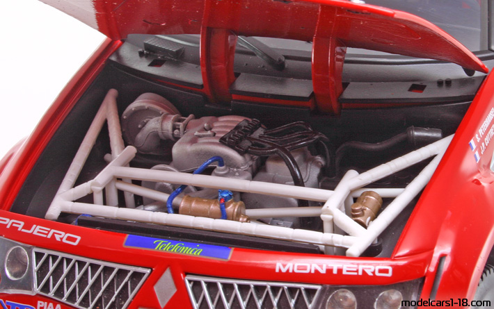 2004 - Mitsubishi Pajero Evolution Solido 1/18 (Червен / Светло сребрист) Двигател