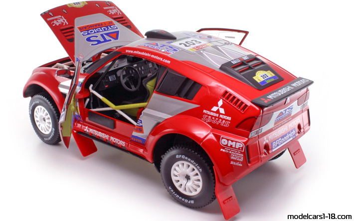 2004 - Mitsubishi Pajero Evolution Solido 1/18 (Червен / Светло сребрист) Отваряеми части