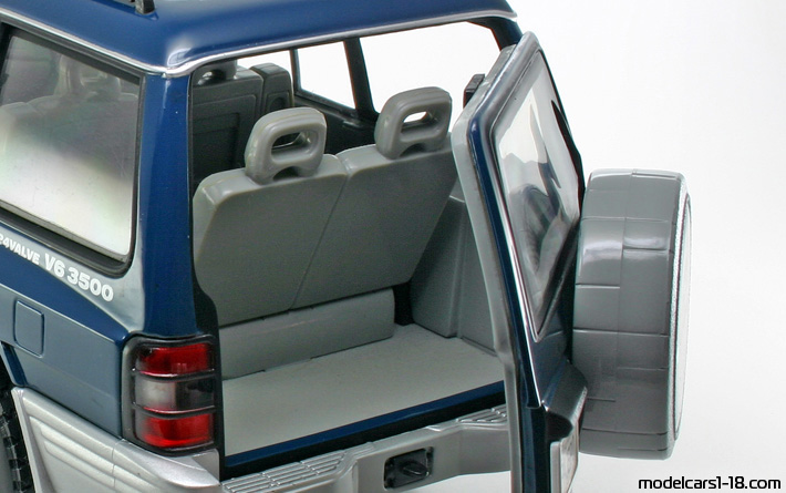 1998 - Mitsubishi Pajero LWB Sun Star 1/18 (Зелен / Светло сребрист) Багажник / Отварящи се фарове