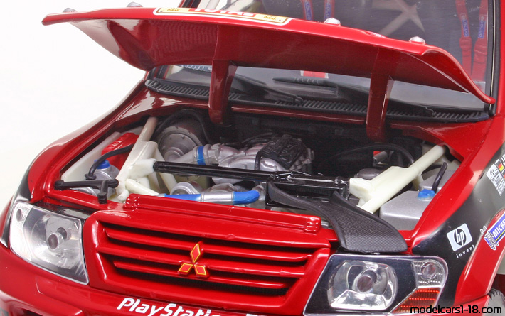 2001 - Mitsubishi Pajero Rally Solido 1/18 (Червен / Жълт) Двигател