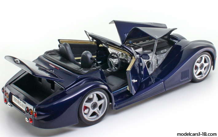 2000 - Morgan Aero 8 Maisto 1/18 (Син) Отваряеми части