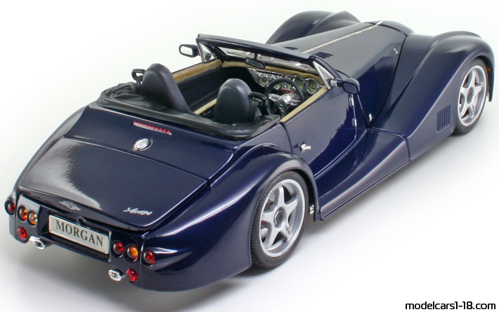 2000 - Morgan Aero 8 Maisto 1/18 (Син) Задна дясна страна