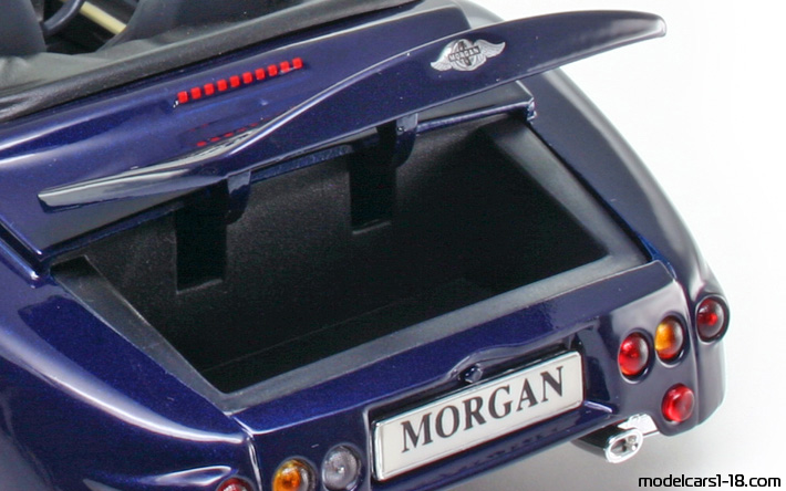 2000 - Morgan Aero 8 Maisto 1/18 (Син) Багажник / Отварящи се фарове