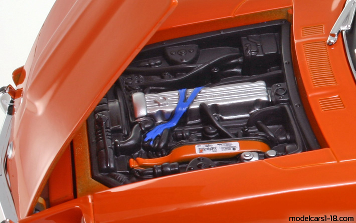 1971 - Nissan 240Z (S30) Maisto 1/18 (Оранжев) Двигател