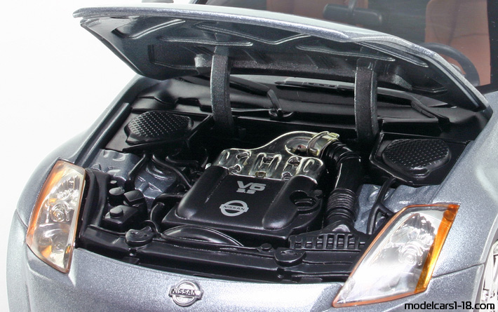 2003 - Nissan 350Z (Z33) Hot Wheels 1/18 (Син) Двигател